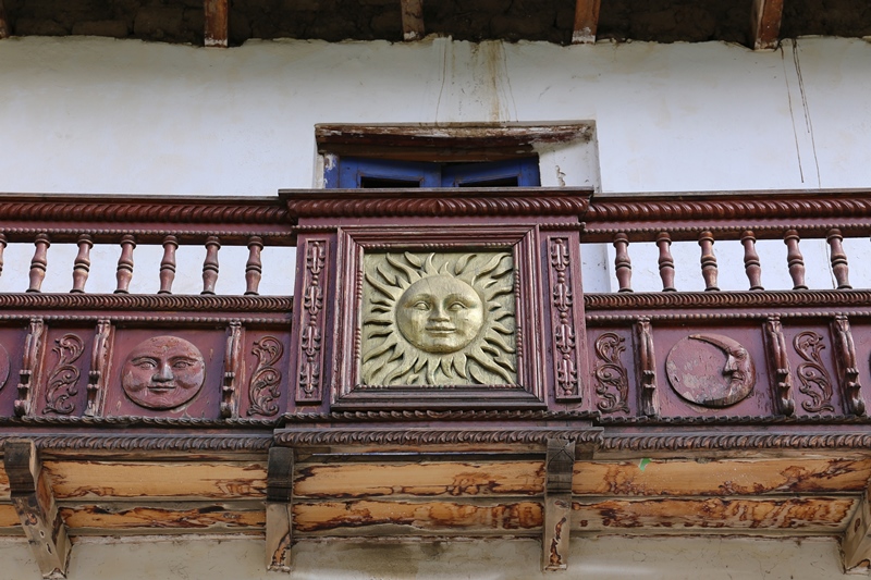 geschnitzter Balkon im Dorf