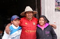 Juan mit seinen Kindern