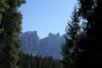 Die Dolomiten direkt hinter dem Karersee